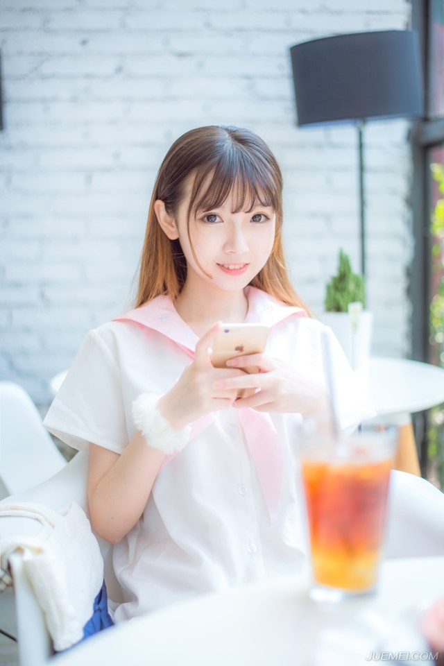 如果爱一个人，那么就会心甘情愿为他而改变。如果一个人在你面前我行素，置你不喜欢的行为而不顾，那么他就是不爱你。所以如果你不够关心他或是他不够关心你，那么你就不爱他或他不爱你。